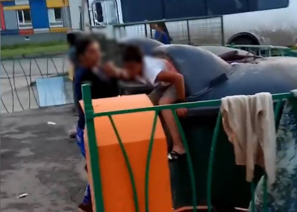 Россиянки засунули ребенка в мусорный бак в поисках просроченных продуктов