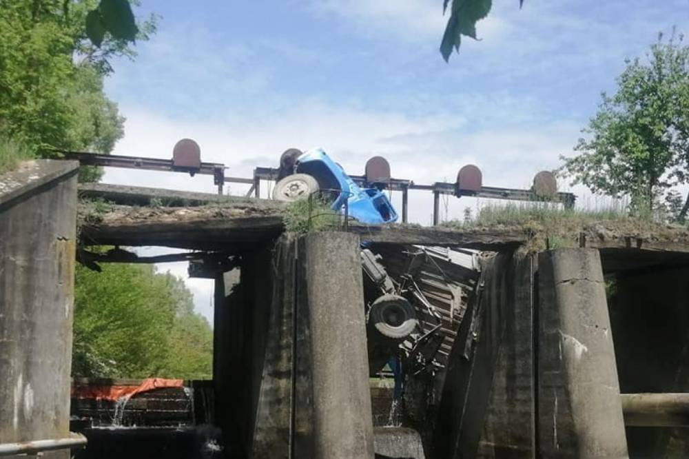 Под Тернополем обрушился мост: фура повисла над обрывом (фото)