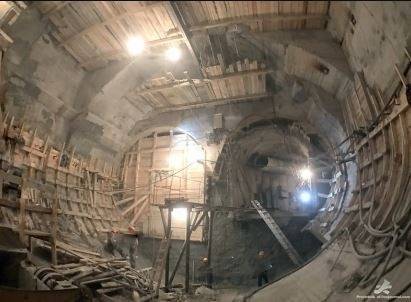 В Петербурге в строящейся шахте метро упала люлька с рабочими. Один скончался