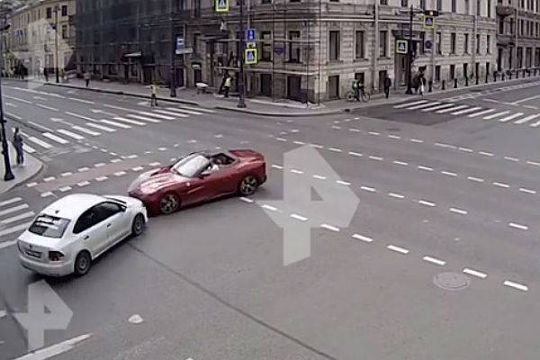 Человек погиб в ДТП с Ferrari в Петербурге