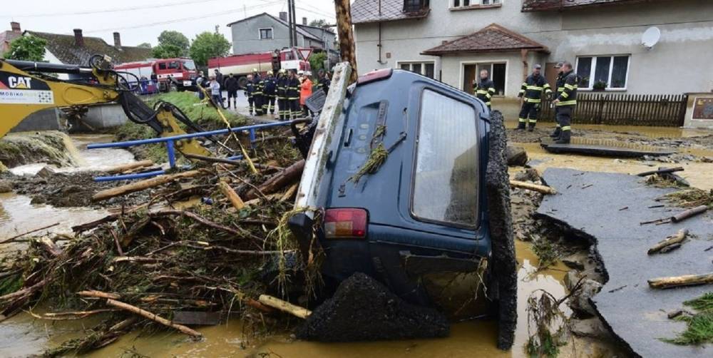 В Чехии из-за ливня затопило несколько сел: погибла женщина – фото, видео