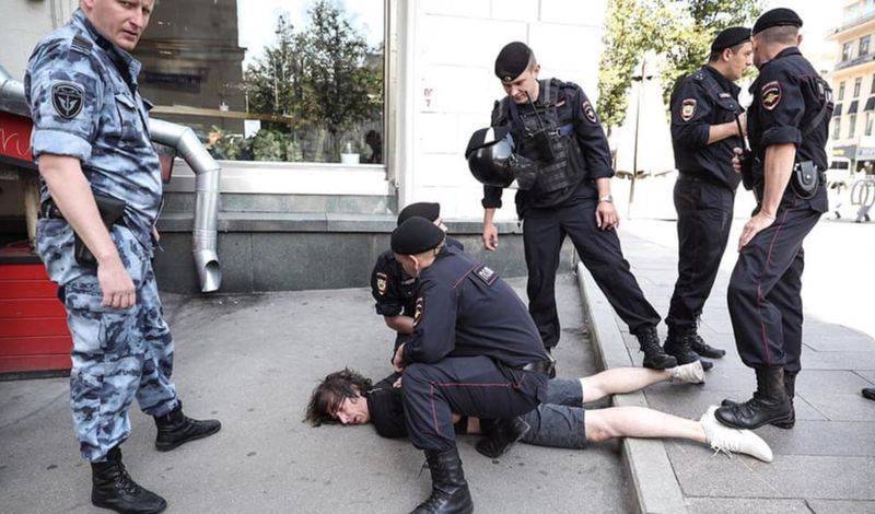 Мосгорсуд подтвердил штраф дизайнеру Коновалову, которому сломали ногу на митинге