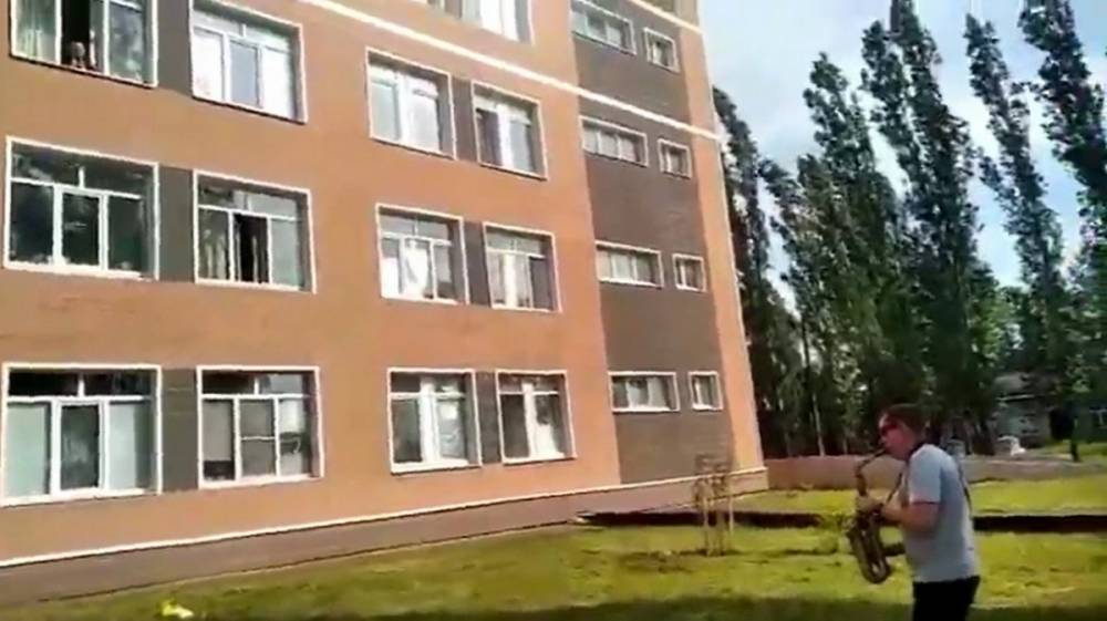 В Воронеже заболевшего COVID-19 именинника поздравили концертом под окнами больницы