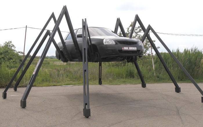 Посмотрите, как умелец из России собрал из "Лады Приоры" огромное "насекомое"
