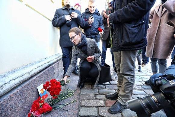 В Петербурге оштрафовали председателя «Открытой России» за возложение цветов к зданию суда