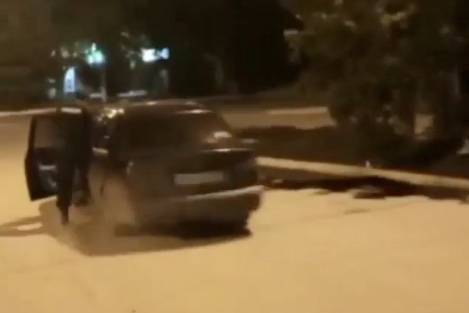 Женщина провезла полицейского на двери автомобиля под Ростовом