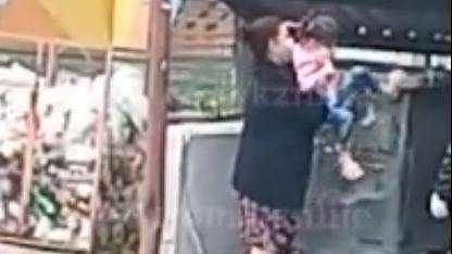 Прокуратура Казани начала проверку после видео с ребенком, достающим из мусорника еду