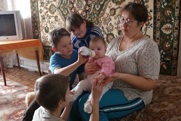 Ежемесячные детские пособия в России выросли вдвое
