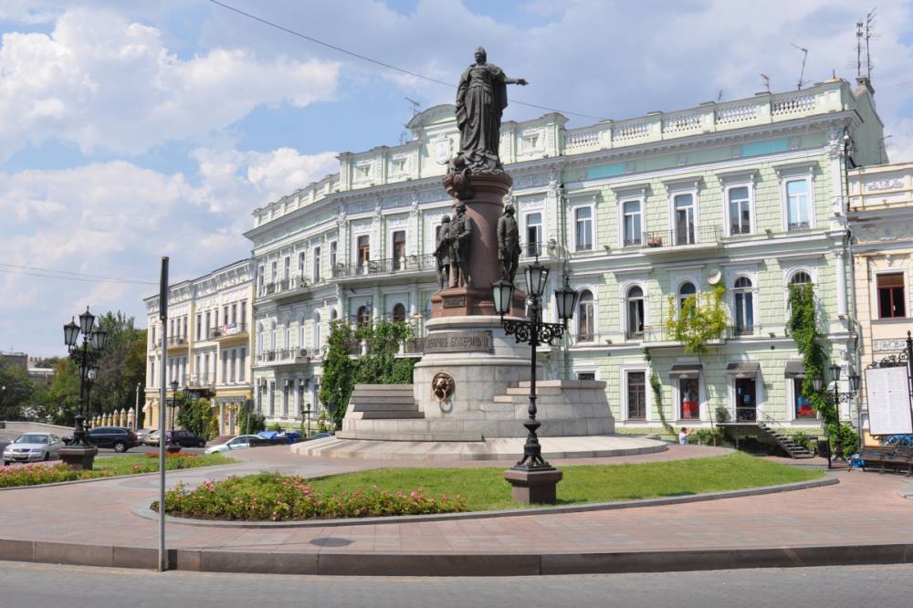 В Одессе мужчина залез на памятник основателям города и начал тереть голову статуи Екатерины II
