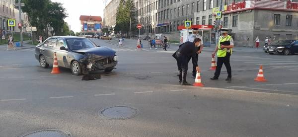 В Екатеринбурге столкнулись два автомобиля, одну из машин отбросило на пешеходов, есть пострадавшие