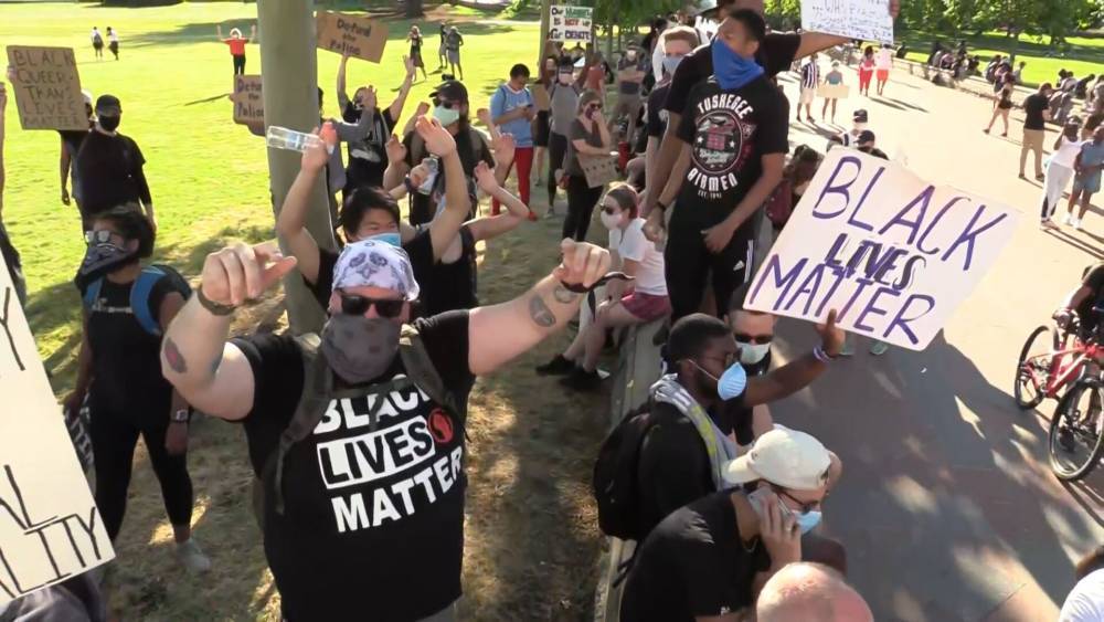 Тысячи американцев вышли поддержать движение #blacklivesmatter в Вашингтоне.