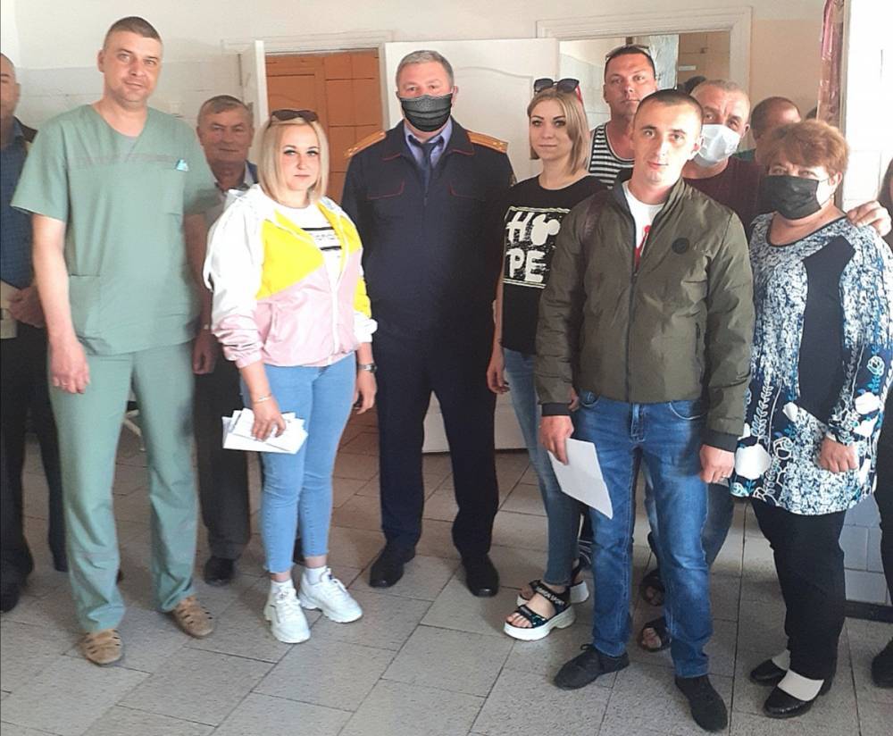 В Белгородской области следователю пририсовали маску на фото со встречи с медиками