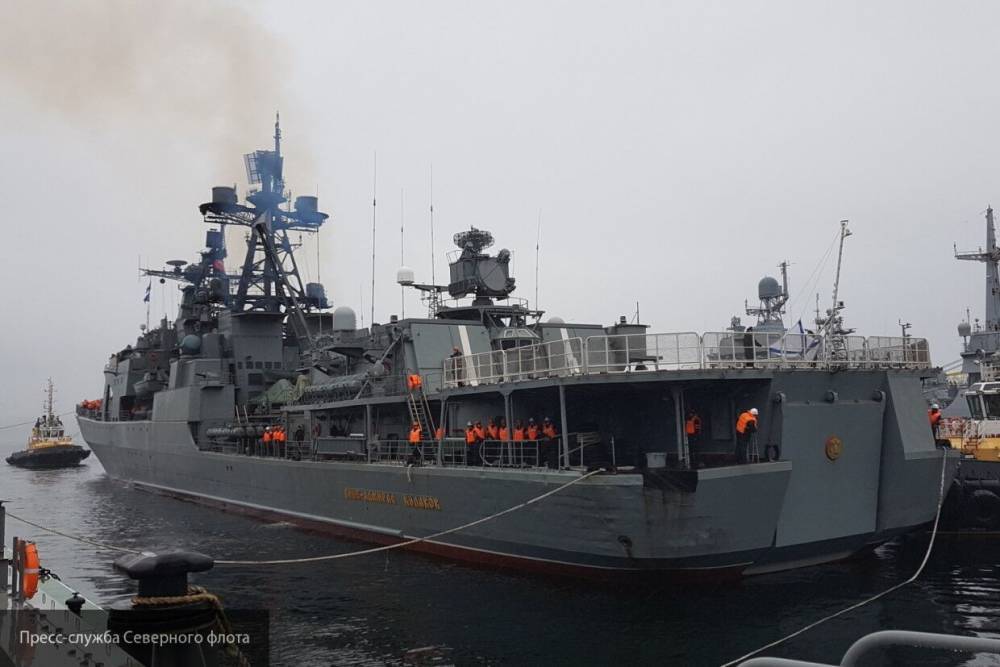 БПК "Вице-адмирал Кулаков" проводит учения в Баренцевом море