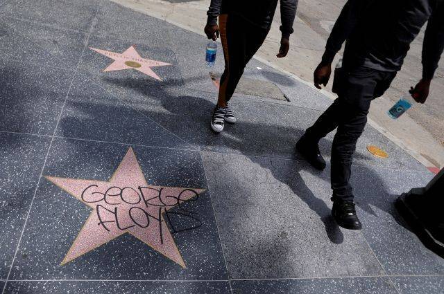 Звезду Трампа на голливудской «Аллее славы» закрасили чёрной краской
