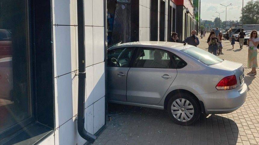 «Я парковалась и дальше уже не помню»: авто влетело в магазин в Петербурге