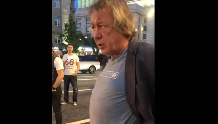 "Точно никто не умер?" – очевидец снял на видео Михаила Ефремова сразу после ДТП