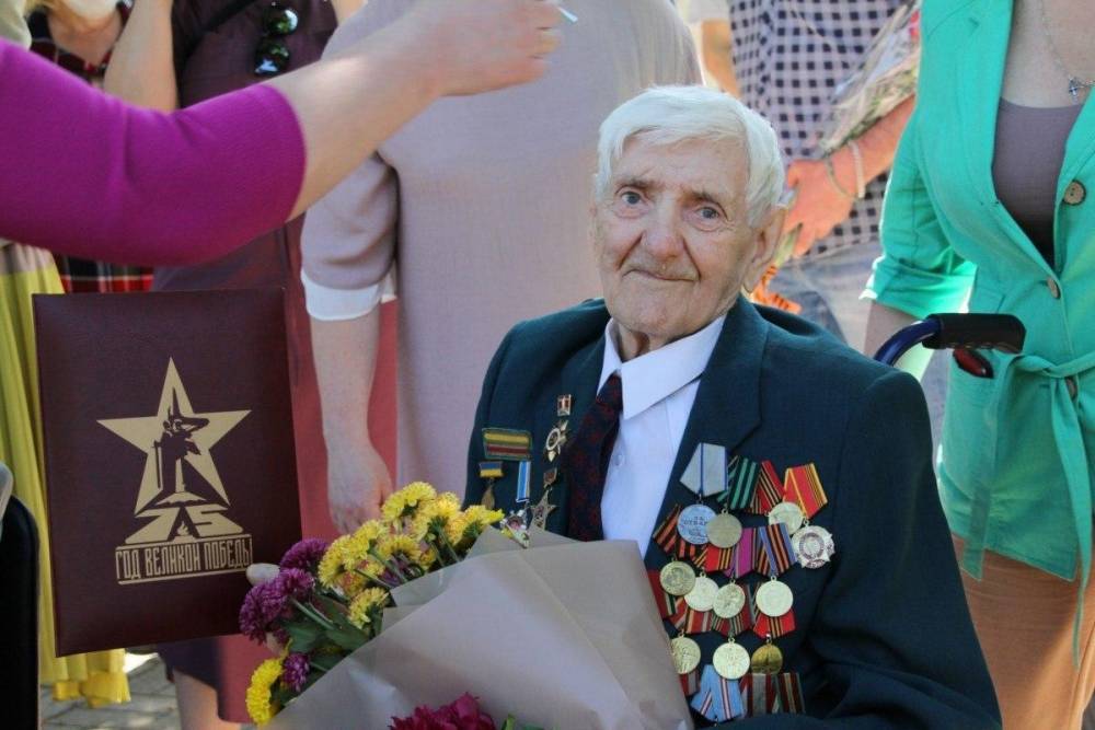 В Донецке провели парады для ветеранов Великой Отечественной войны