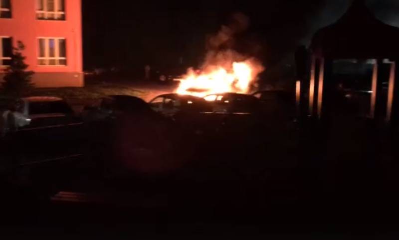 Ночной пожар в автомобилях в Кемерове сняли на видео