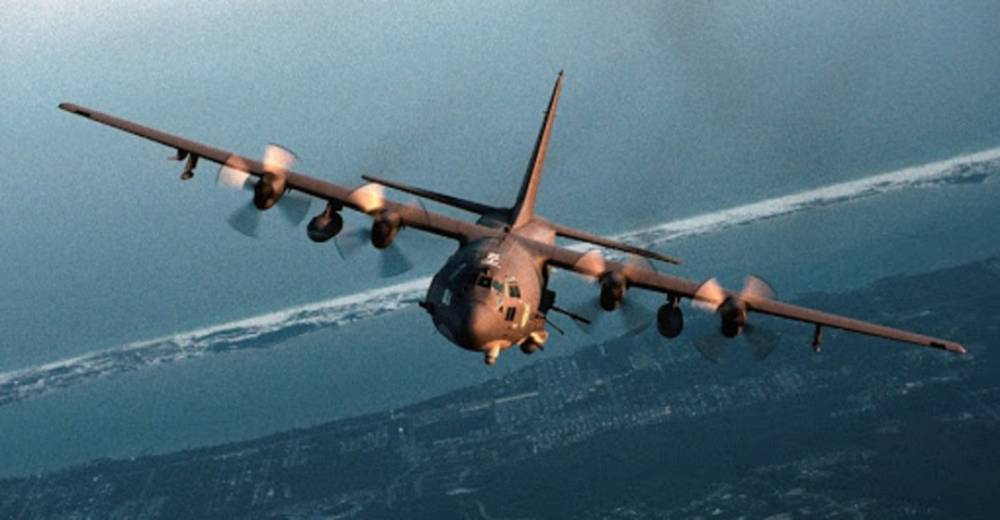 Военный самолет США врезался в стену и загорелся в Ираке: есть пострадавшие