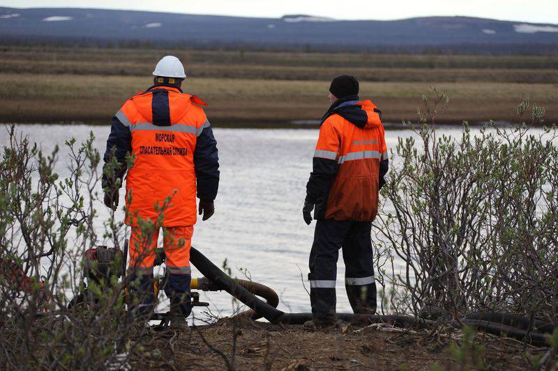 Разлившееся после ЧП в Норильске топливо попало в озеро Пясино