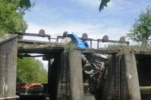 На Украине обрушился очередной автомобильный мост