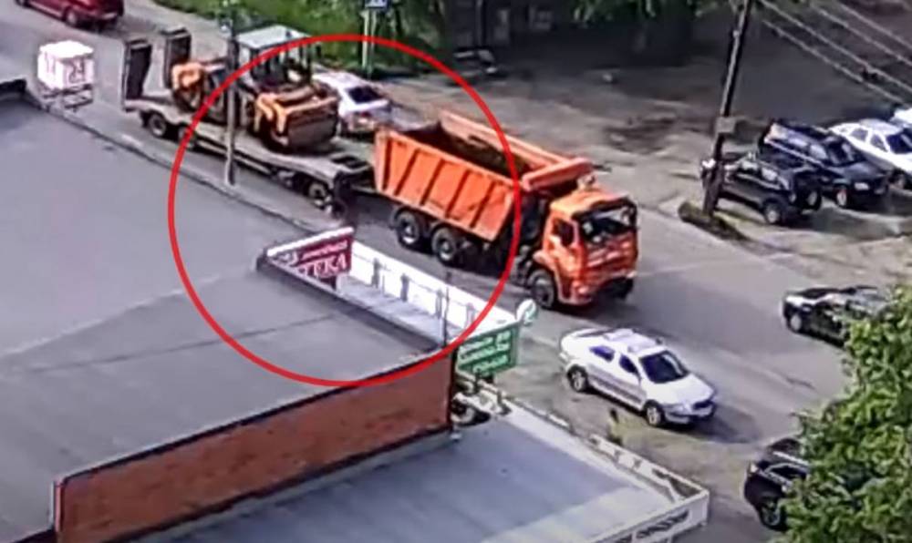 В Петрозаводске подросток на скутере заехал под грузовик