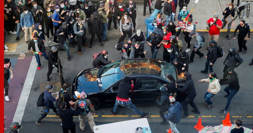 В США за наезд на протестующих задержали лидера Ку-клукс-клана