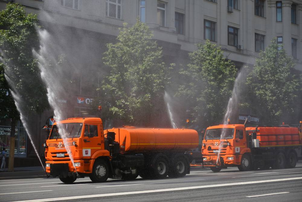 Коммунальные службы каждые три часа поливают дороги из-за жары в Москве