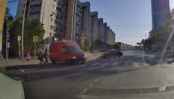 Фургон снес пешеходов в Екатеринбурге. Видео