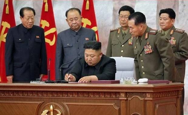 КНДР разрывает все линии связи с Южной Кореей