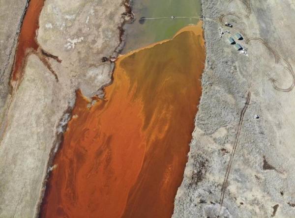 Нефтяники показали, как убирают разлившийся дизель в Норильске
