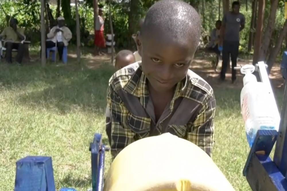 Президентскую премию получил мальчик из Кении за изобретение машины для мытья рук