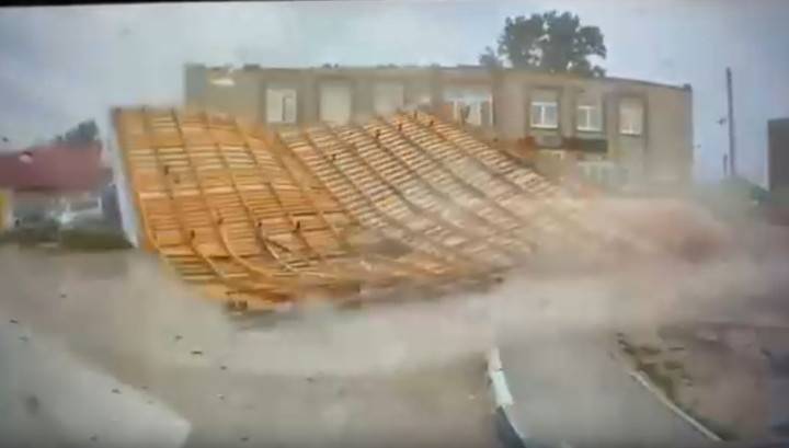 Ветер сорвал крышу со здания в Новосибирске. Видео