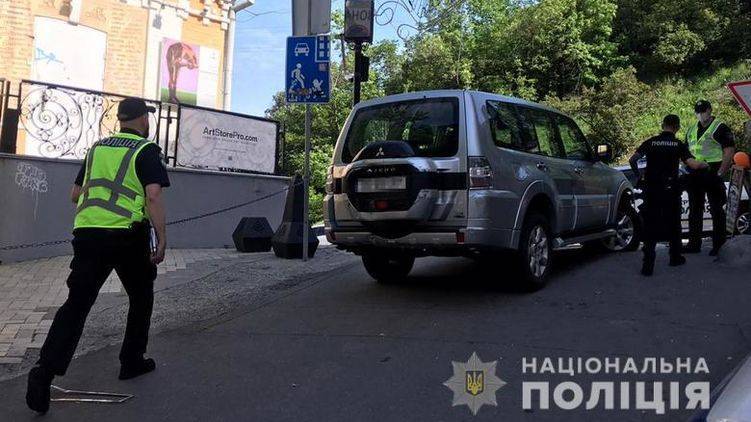В Киеве пьяный парень угнал авто посла, протаранил ворота, попал в ДТП на Андреевском