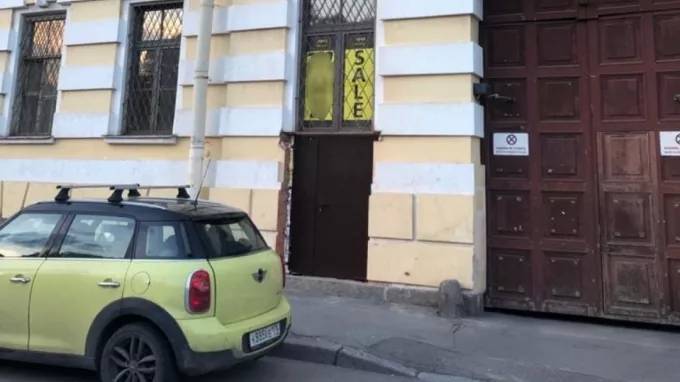 Петербуржцев возмутила металлическая дверь на историческом здании в центре города