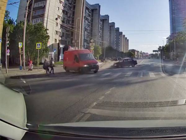 Летит на красный: появилось видео наезда фургона на пешеходов в Екатеринбурге