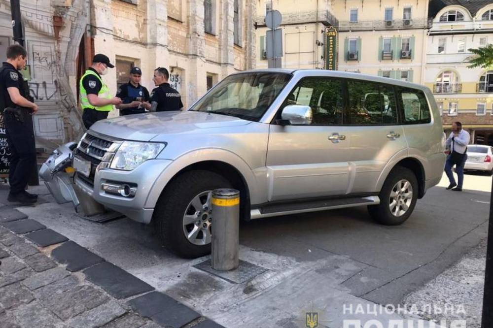 В Киеве пьяный парень похитил из резиденции иностранного посла авто и устроил ДТП на Андреевском спуске