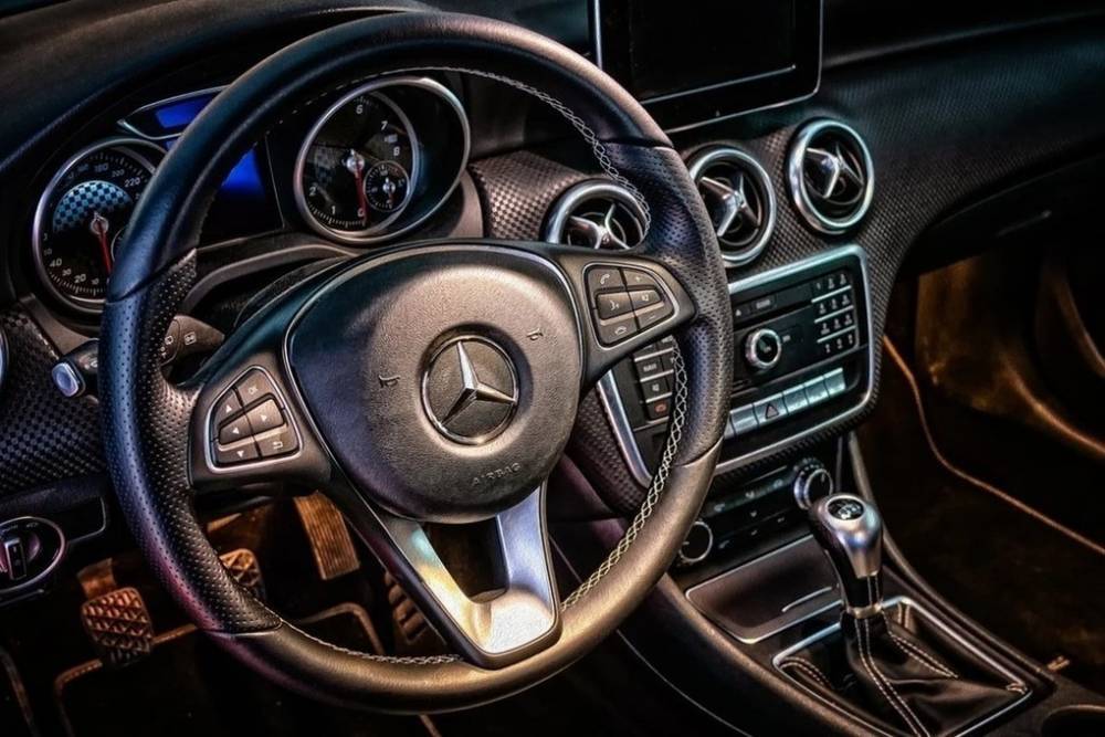 СМИ: к официальному дилеру Mercedes в Петербурге пришли с обысками