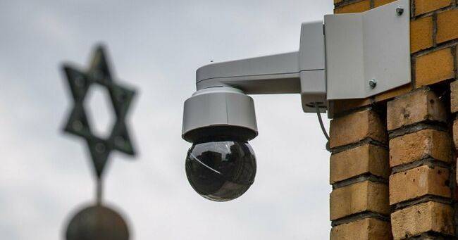 Полицейского в Галле обвиняют в уничтожении свастики возле здания еврейской общины