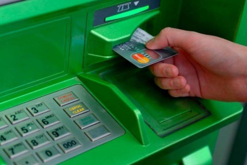 Теперь украинцы смогут снимать наличные с банковских карт на кассах супермаркетов