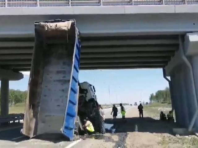 На трассе М-5 в Челябинской области водитель грузовика протаранил эстакаду