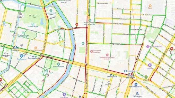 Петербургские водители застряли в длинной пробке в центе города из-за неработающих светофоров