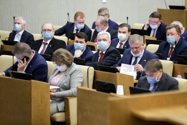 Депутаты Госдумы вернулись к голосованию поднятием рук из-за сбоя системы