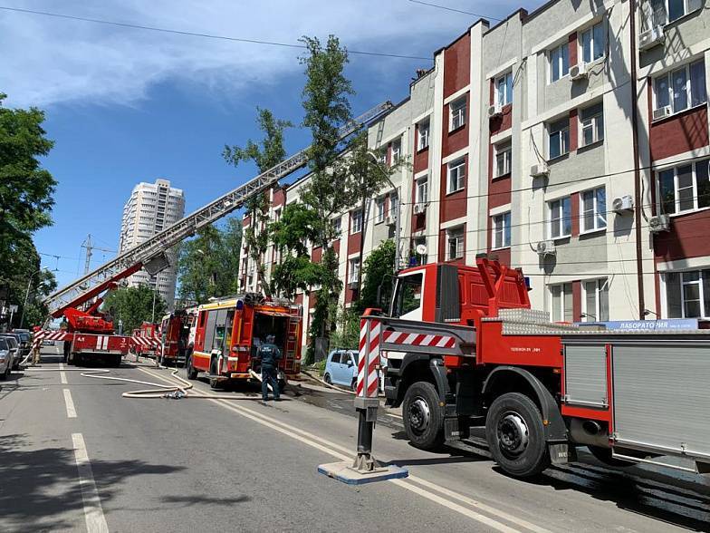 В Ростове потушили пожар на крыше жилого дома