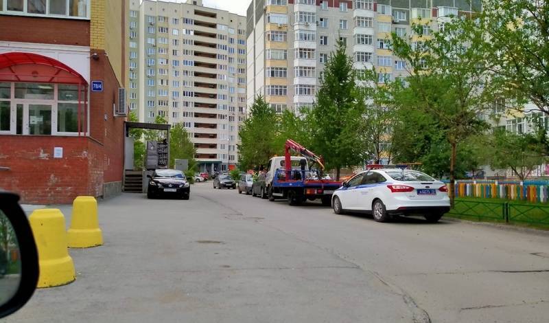 В Тюмени на Пермякова ГИБДД эвакуирует машины припаркованные на тротуарах