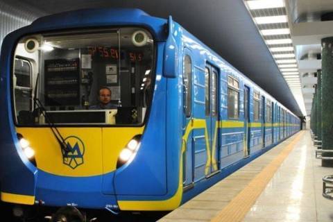 В киевском метро молодежь ездит на вагонах поездов