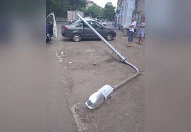 В Уфе уличный фонарь упал на машину