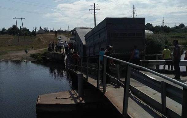 "Серьезный пассажир": в Николаевской области рухнул мост под весом грузовика (фото)
