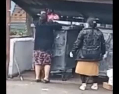 Россиянки засунули ребенка в мусорный бак, чтобы доставать еду: разгорелся скандал