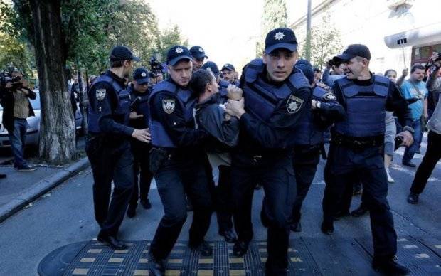 "Полицейские пытают и насилуют людей": депутаты требуют отставки Авакова и Клименко